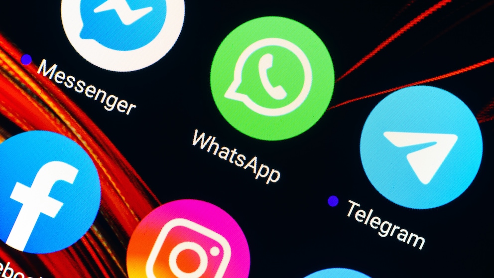 WhatsApp Update Design Symbolfoto: WhatsApp-Symbol auf Handy neben Facebook-Messenger und Telegram