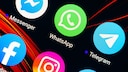 WhatsApp Update Design Symbolfoto: WhatsApp-Symbol auf Handy neben Facebook-Messenger und Telegram