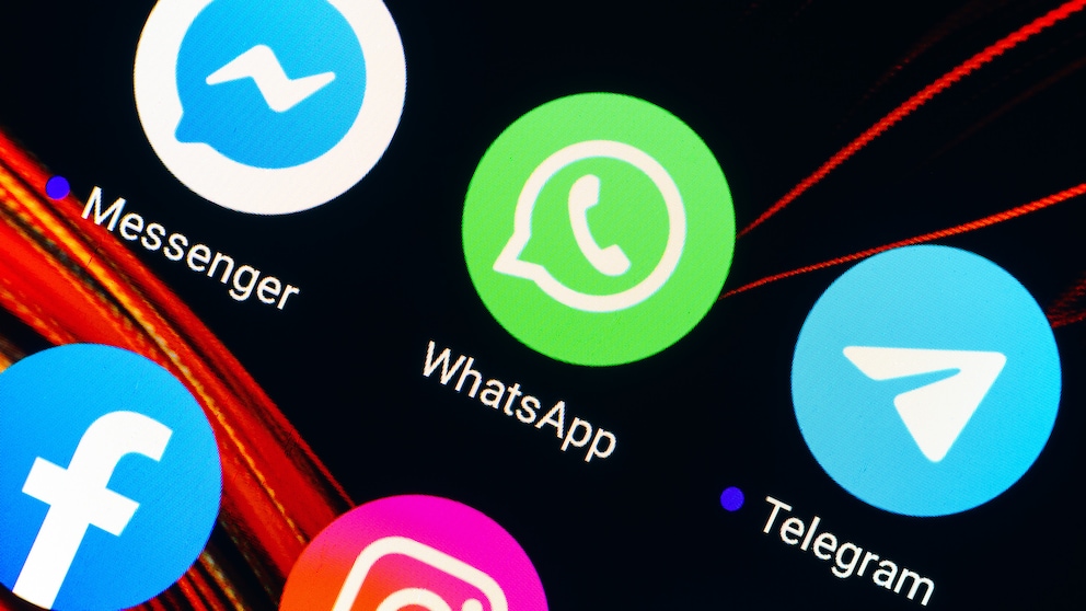 WhatsApp Update Design Symbolfoto: WhatsApp-Symbol auf Handy neben Facebook-Messenger und Telegram