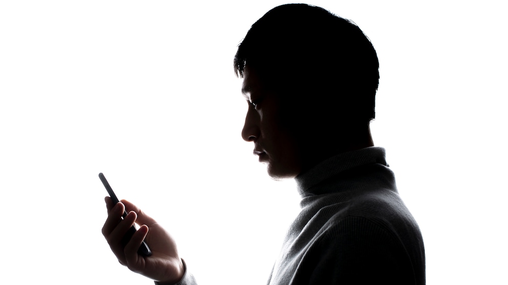 Apps Tricks Symbolbild: Silhouette eines Mannes mit Smartphone