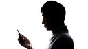 Apps Tricks Symbolbild: Silhouette eines Mannes mit Smartphone