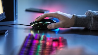 Videospiel Highlights: Gaming-Tastatur mit Maus in Benutzung