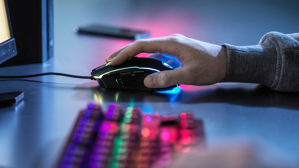 Videospiel Highlights: Gaming-Tastatur mit Maus in Benutzung