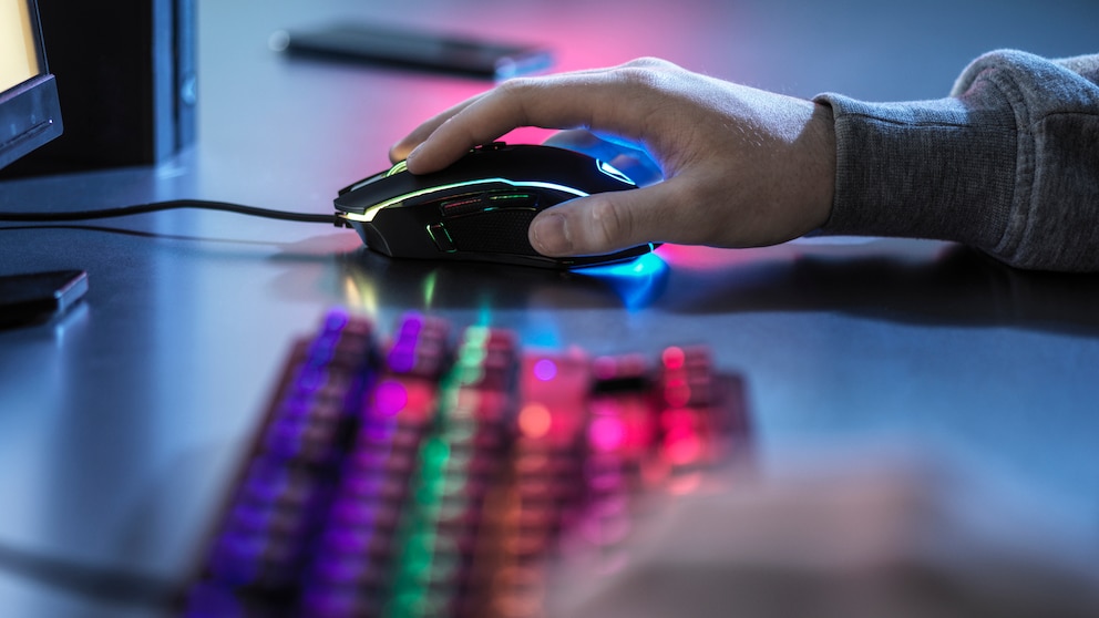 Videospiel Highlights: Gaming-Tastatur mit Maus in Benutzung