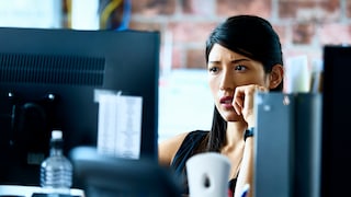 Frau schreibt Arbeits-E-Mails