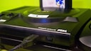 Sega Mega Drive Konsole vor grünem Hintergrund