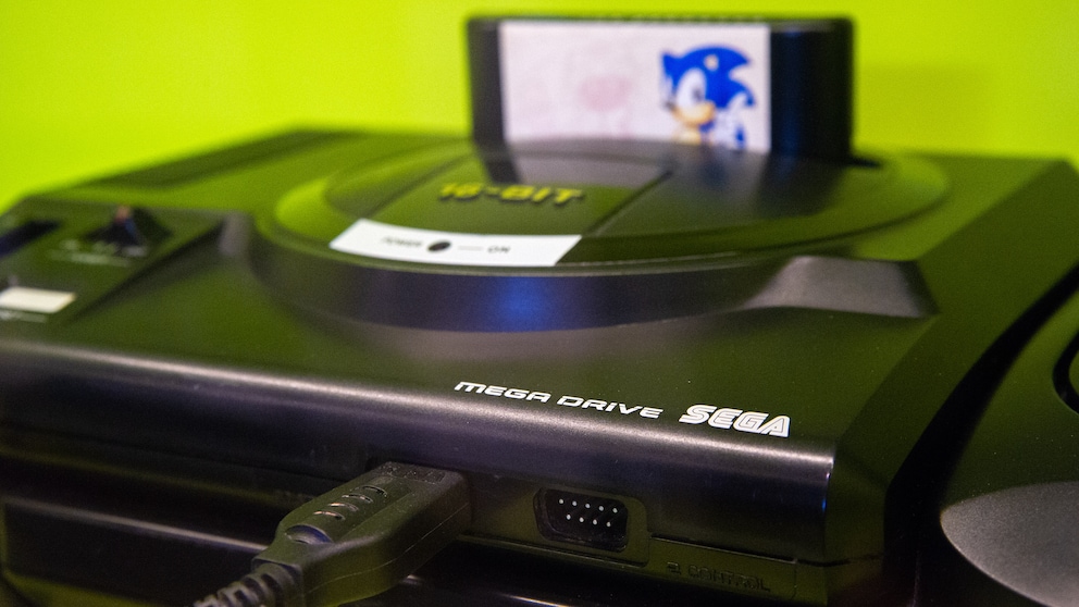 Sega Mega Drive Konsole vor grünem Hintergrund