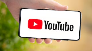 Symbolbild: Hand hält Smartphone mit YouTube-Startbildschirm