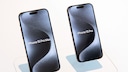 iPhone 15 Pro Hülle Probleme: Neues iPhone 15 Pro und iPhone 15 Pro Max nebeneinander vor weißem Hintergrund