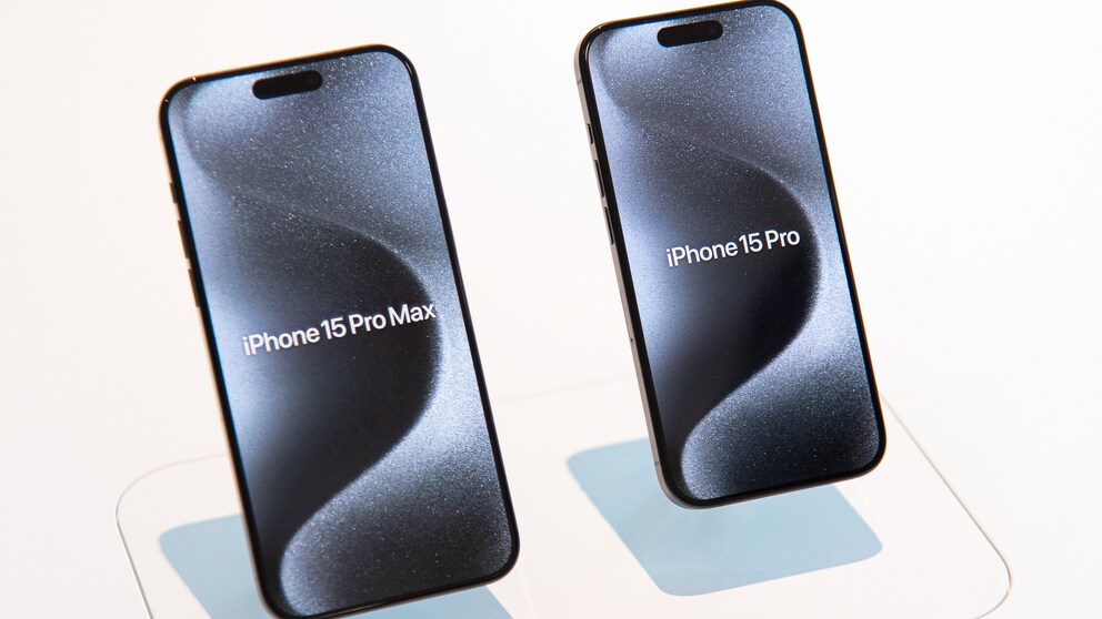 iPhone 15 Pro Hülle Probleme: Neues iPhone 15 Pro und iPhone 15 Pro Max nebeneinander vor weißem Hintergrund