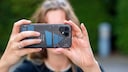 Frau hat Fairphone 5 in der Hand