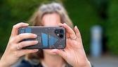 Frau hat Fairphone 5 in der Hand