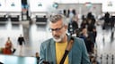 Bahnreisender nutzt die DB-Navigator-App