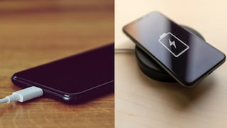 Kabel vs. Wireless: Links Handy das am Kabel lädt, rechts ein Handy, das auf einer induktiven Ladestation liegt