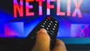 Netflix Logo und Fernbedienung im Vordergrund