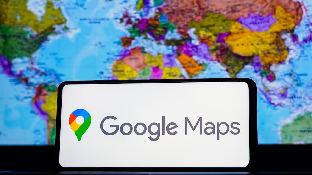 Google Maps Logo mit Weltkarte im Hintergrund