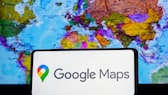 Google Maps Logo mit Weltkarte im Hintergrund