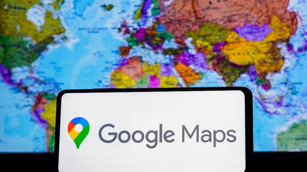 Google Maps Logo mit Weltkarte im Hintergrund