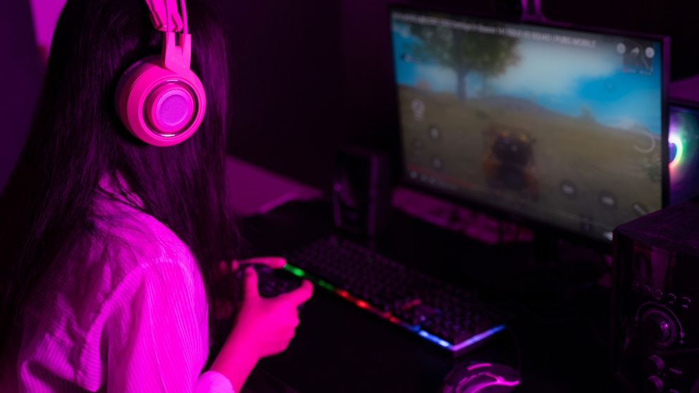 Gaming Songs: junge Frau spielt mit Kopfhörer ein Videospiel