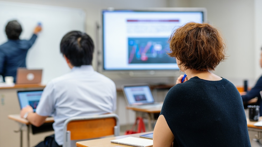 Videospiel lernen: Schulunterricht mit Monitoren