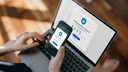 Authetificator-App auf dem Smartphone mit Laptop