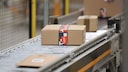 Amazon-Pakete auf Laufband