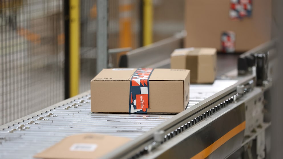 Amazon-Pakete auf Laufband