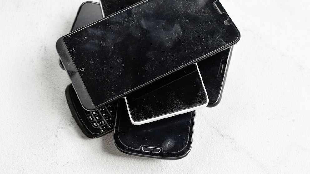 Symbolbild: Draufsicht auf mehrere alte gebrauchte Smartphones.