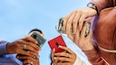 3 Menschen haben Smartphone in der Hand