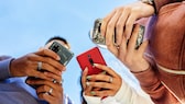 3 Menschen haben Smartphone in der Hand