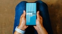 Frau mit Handy in der Hand und Prime Day Logo
