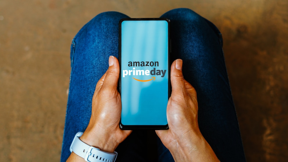 Frau mit Handy in der Hand und Prime Day Logo