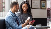 Mann teilt WLAN-Passwort mit Freundin