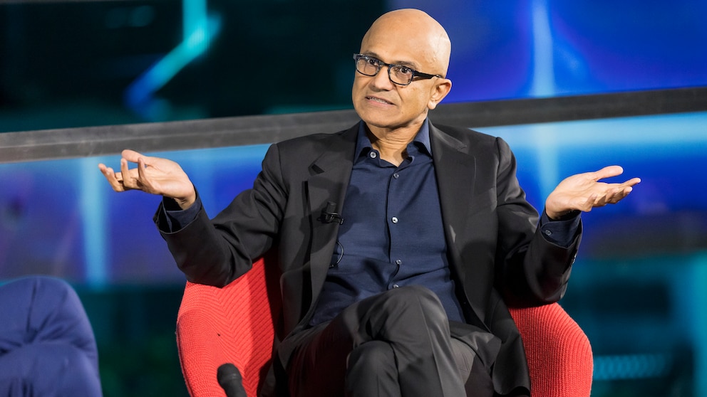 Satya Nadella, Microsoft-CEO, sitzt auf einem Stuhl