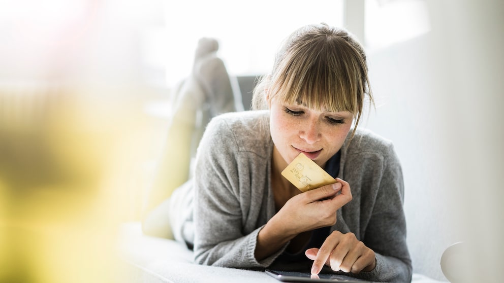 Frau beim Online-Shopping