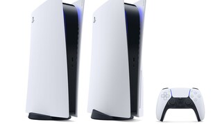 zwei weiße PlayStation-5-Modelle mit Controller zum Black Friday 2023