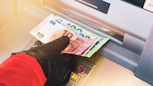 Bargeld ist in Deutschland weiterhin relevant. Nur kommt man immer schwieriger heran