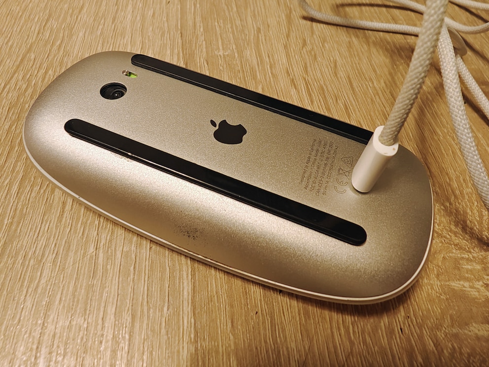 Die Magic Mouse von Apple hat den Ladeanschluss auf der Unterseite. Dümmer geht es kaum.