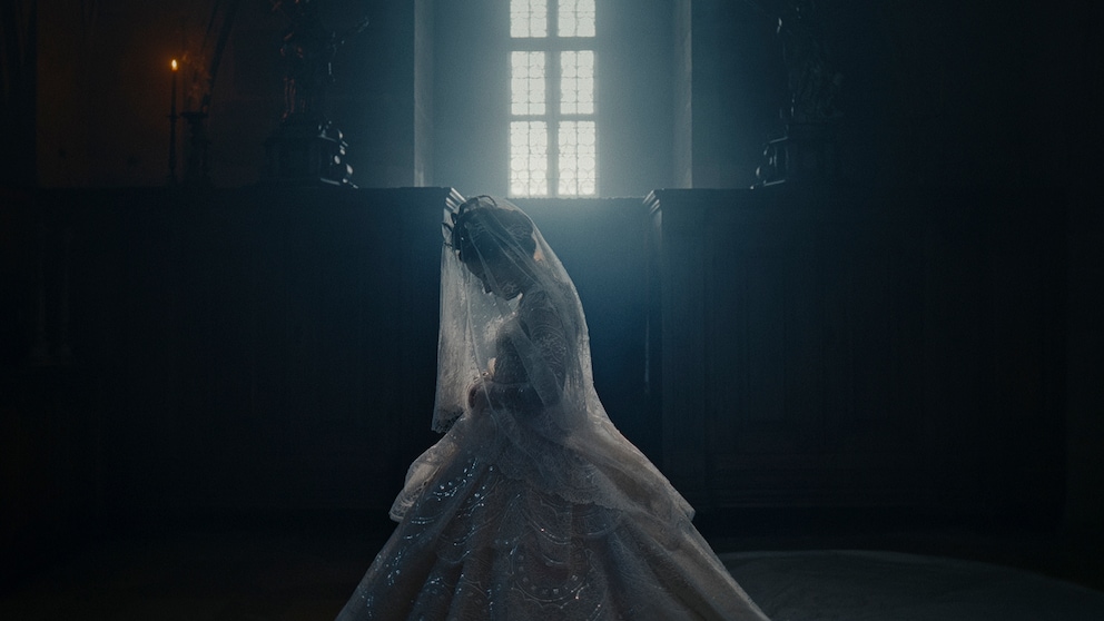 Die Kaiserin gewinnt bei den International Emmys 2023: Szene mit Devrim Lignau als Sisi in Staffel 1 im Hochzeitskleid