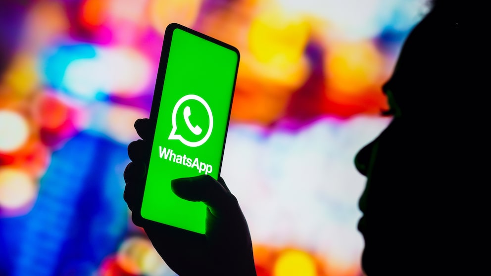WhatsApp-Logo auf Handy: Enkeltrick