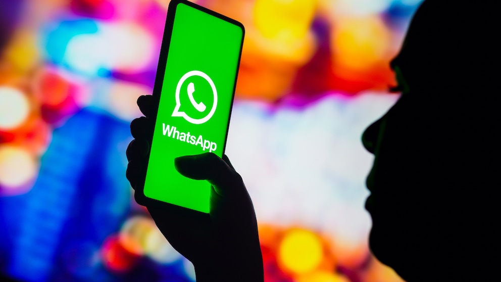 WhatsApp-Logo auf Handy: Enkeltrick