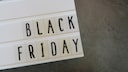 Tafel mit Black Friday Schruftzug als Symbolbild für Kaufverhalten