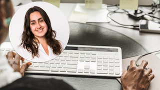 beheiztes Mauspad auf Schreibtisch, an dem Frau arbeitet