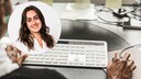beheiztes Mauspad auf Schreibtisch, an dem Frau arbeitet