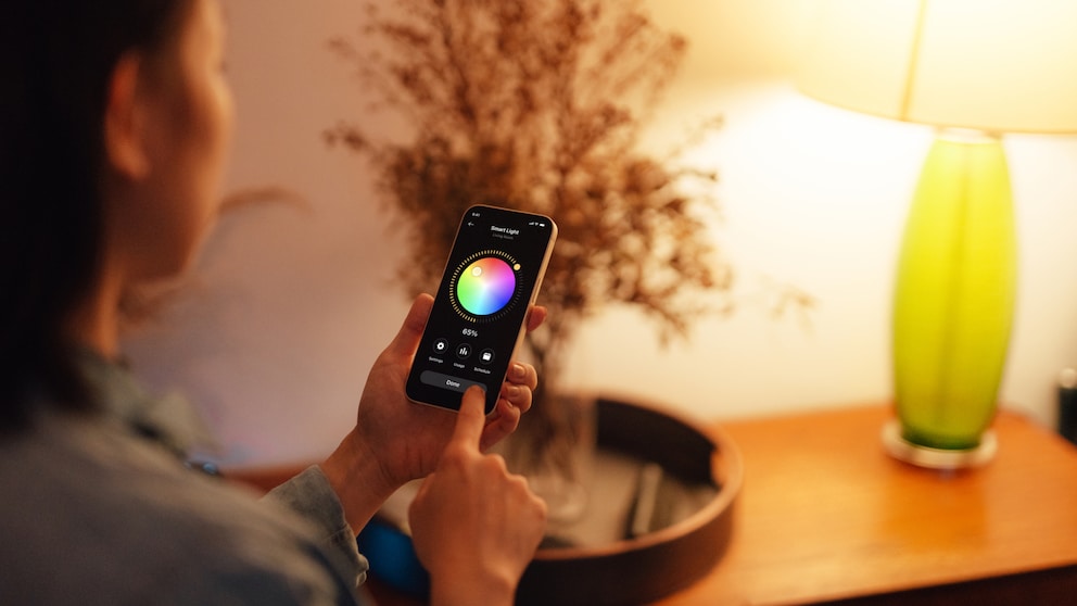 Frau mit Handy und Lampe