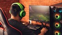 V-Sync, FreeSync, G-Sync erklärt: Mann spielt Videospiel am PC