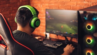 V-Sync, FreeSync, G-Sync erklärt: Mann spielt Videospiel am PC