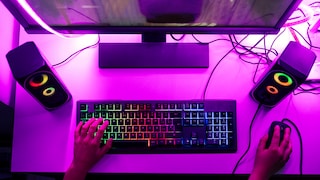 Gaming Black Friday: Gaming-Platz mit PC, Tastatur und Maus in lilafarbenem Licht