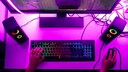 Gaming Black Friday: Gaming-Platz mit PC, Tastatur und Maus in lilafarbenem Licht