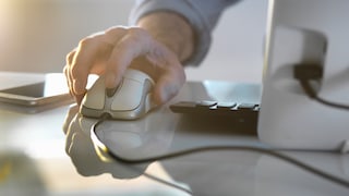 Symbolbild: Nahaufnahme einer Hand auf Computermaus.
